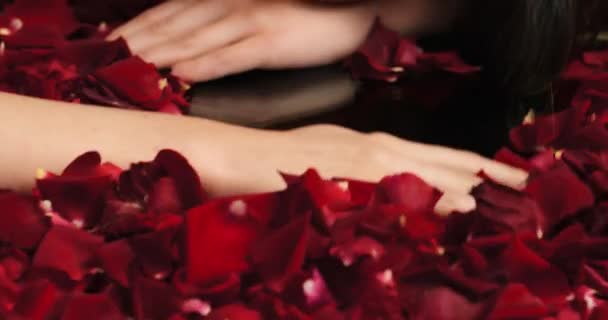 Kobieta Ręce Lub Płatki Czerwonej Róży Stole Studio Odbiciem Makijażu — Wideo stockowe