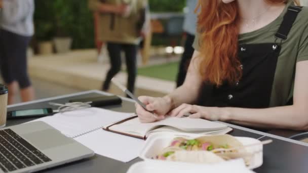 Ebédel Laptoppal Jegyzetfüzetbe Kreatív Munkahelyeken Dolgozik Jegyzetelés Jelentéshez Online Marketing — Stock videók