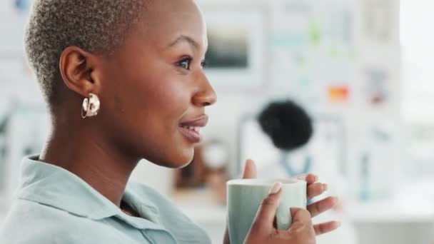 黑人妇女在工作时喝咖啡 思考和放松 记得工作休息时的快乐回忆 沉着的南非女员工或女经理笑着 喝着轻松的早茶 — 图库视频影像