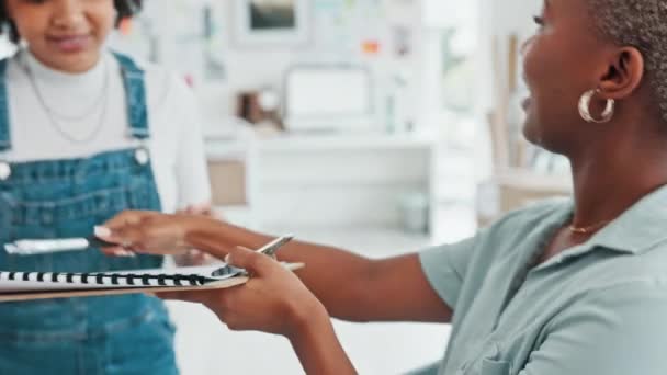 Dokumente Handschlag Und Zustellung Mit Einer Geschäftsfrau Die Ihrem Büro — Stockvideo