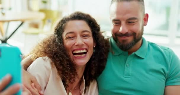 Feliz Sonrisa Pareja Tomando Selfie Teléfono Con Caras Tontas Divertidas — Vídeos de Stock