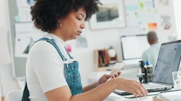 Dinero Comercio Electrónico Contabilidad Financiera Mujer Negra Ahorrando Facturas Efectivo — Vídeos de Stock