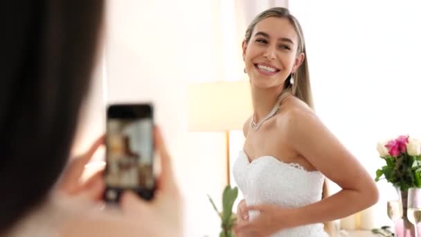 Ślub Biżuteria Kobieta Robiąca Zdjęcia Smartfonie Szczęśliwym Portretem Dla Mody — Wideo stockowe
