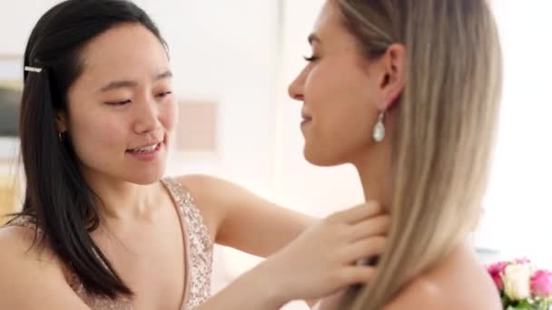 Bridesmaid Helping Bride Jewellery Wedding Morning Woman Asia Fixing Necklace — Stock Video