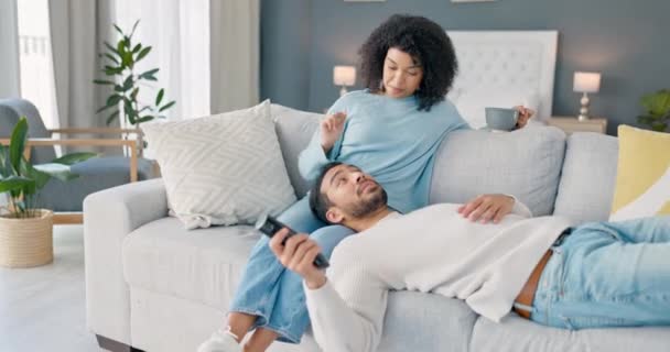 Schwarzes Paar Vor Dem Fernseher Hause Entspannen Auf Dem Sofa — Stockvideo