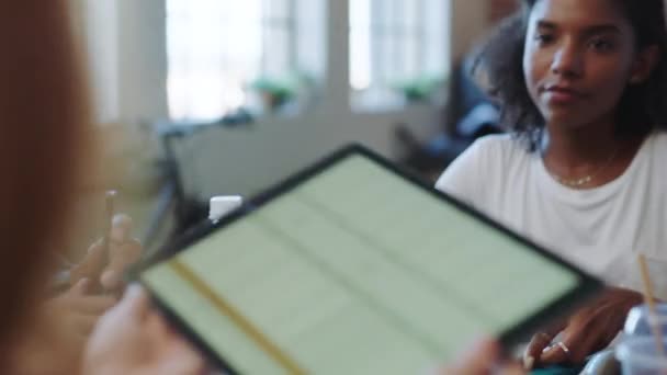 Revisión Tableta Tabla Con Gestión Con Mujer Negra Oficina Inicio — Vídeo de stock