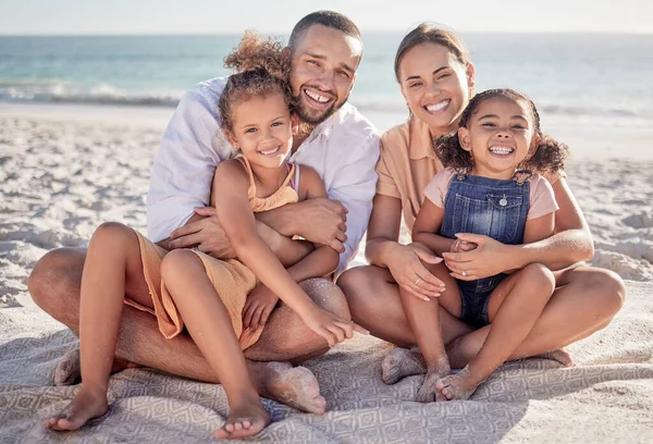 Feliz Familia Relajarse Con Sonrisa Playa Para Las Vacaciones Verano — Foto de Stock