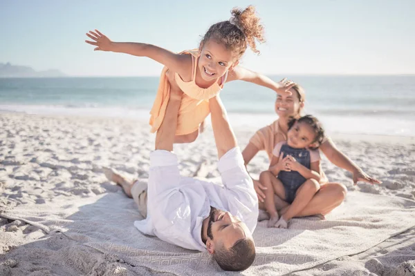 Šťastná Rodinná Cestovní Plážová Dovolená Dětmi Rodiči Kteří Spolu Hrají — Stock fotografie