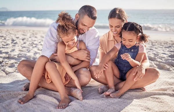 Familie Meer Und Kinder Mit Eltern Auf Einer Decke Sand — Stockfoto