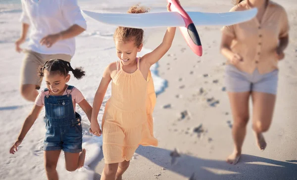 Ευτυχισμένος Παιχνίδια Και Παιδιά Παραλία Τρέχει Παίζουν Έχουν Οικογενειακή Διασκέδαση — Φωτογραφία Αρχείου