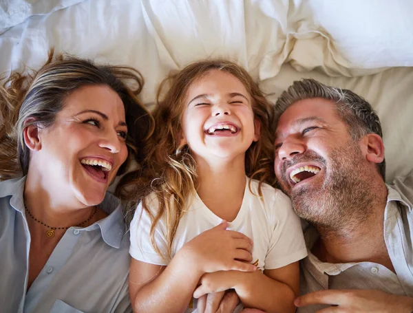 Мати Батько Дитина Щасливі Ліжку Разом Вранці Сміючись Над Жартом — стокове фото