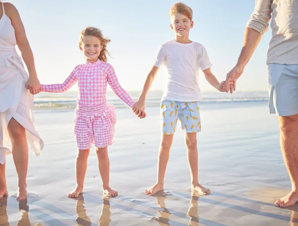 Šťastnou Rodinnou Lásku Pláž Ruce Dětí Spolu Rodiči Při Venkovní — Stock fotografie