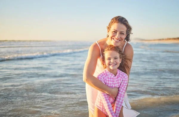 Matka Dítě Oceán Usmívají Vodě Šťastné Zábavné Chvíle Spolu Rodinné — Stock fotografie