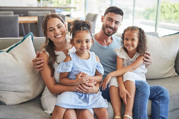 Padre Madre Hijos Sonríen Aman Relajan Sofá Juntos Sala Estar — Foto de Stock