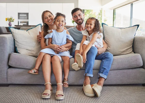 Family Portrait Happy Smile Parents Kids Relaxing Living Room Sofa — Stock Photo, Image