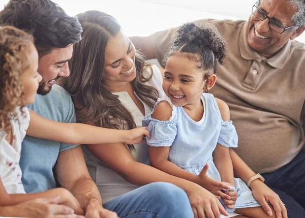 Família Grande Feliz Sorriso Crianças Mãe Avós Sofá Casa Felicidade — Fotografia de Stock