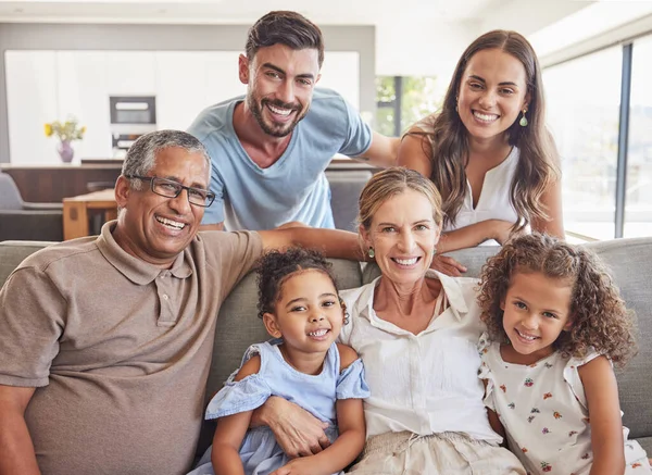 Família Grande Feliz Sorriso Retrato Sofá Sala Estar Home Ligação — Fotografia de Stock