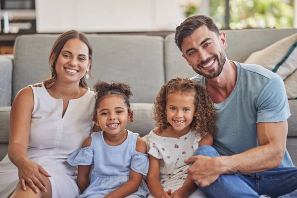 Portret Gelukkige Familie Huiskamer Een Glimlachende Band Door Bank Liefde — Stockfoto