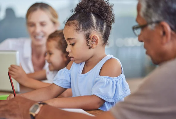 Amor Apoyo Aprendizaje Abuelos Con Niños Escribiendo Animando Estudiar Familia —  Fotos de Stock