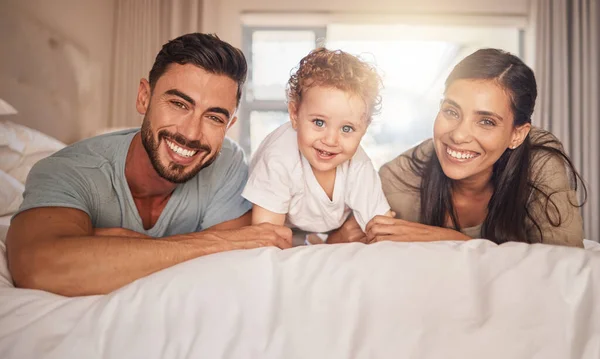 Madre Padre Hijo Vinculación Dormitorio Feliz Amor Cuidado Juntos Mañana — Foto de Stock