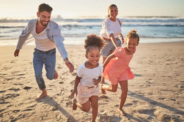 Familia Playa Niños Con Padres Corriendo Arena Las Vacaciones Verano —  Fotos de Stock