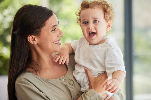 Amour Heureux Mère Avec Bébé Adoption Relaxant Dans Maison Familiale — Photo