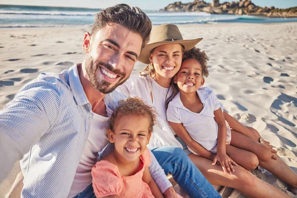 Οικογένεια Selfie Και Παιδιά Συγκόλληση Στην Παραλία Εμπιστοσύνη Την Ασφάλεια — Φωτογραφία Αρχείου