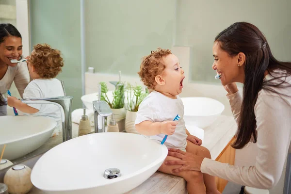 Máma Učí Dítě Čistit Zuby Doma Záchodové Lince Čistým Úsměvem — Stock fotografie
