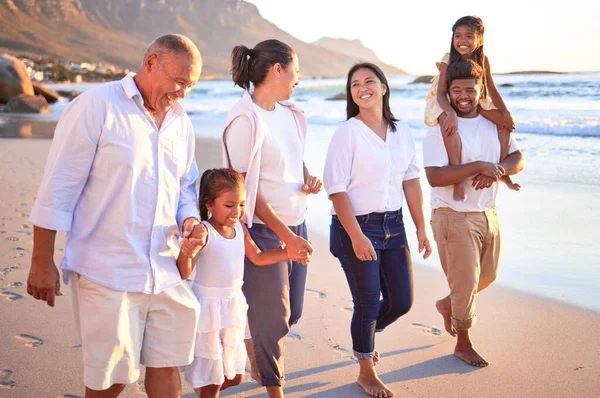 Velká Rodina Děti Dovolená Pláži Rodiči Prarodiči Užívají Letní Cestování — Stock fotografie