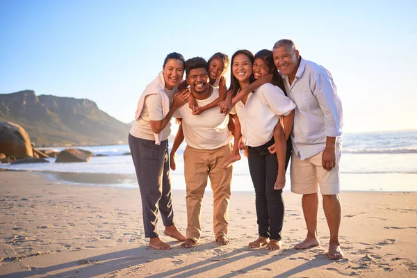 Stor Familj Resor Och Barn Strandsemester Med Föräldrar Och Morföräldrar — Stockfoto