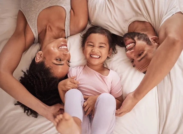 Family Child Happy Bed Smile Laugh Bonding Weekend Mom Dad — Stock Photo, Image