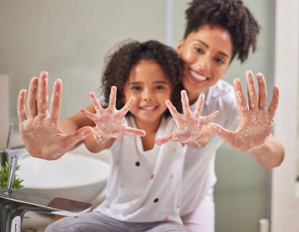 Une Mère Apprend Enfant Laver Les Mains Utilisant Savon Eau — Photo