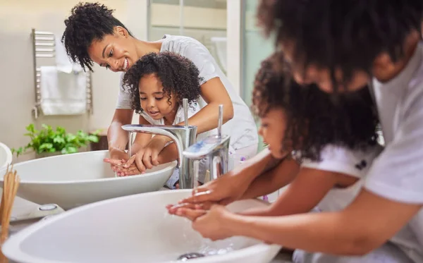 Mamma Och Barn Badrummet Tvättar Händerna Städar Och Lär Sig — Stockfoto