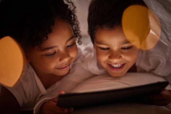 Dzieci Uczące Się Tablecie Cyfrowym Podczas Nocnego Spędzania Czasu Łóżku — Zdjęcie stockowe
