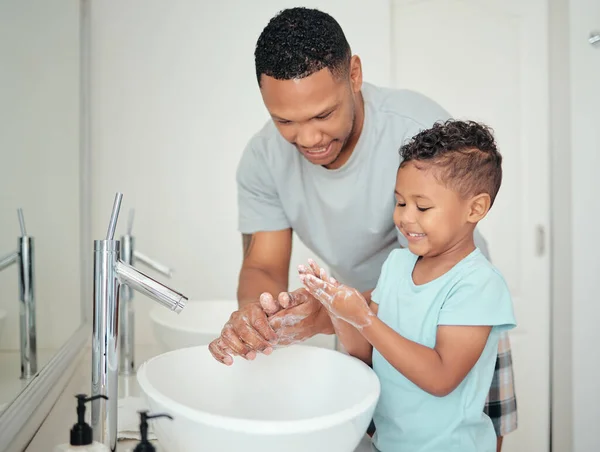 Tvål Far Och Barn Rengöring Händer För Hygien Välbefinnande Och — Stockfoto