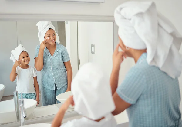 Mor Och Flicka Gör Hudvård Morgonen Badrummet Tillsammans Svart Familj — Stockfoto