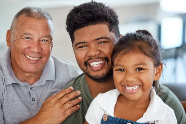 Família Filipina Retrato Feliz Com Avô Sênior Crianças Relaxando Juntos — Fotografia de Stock