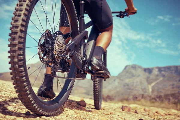 自行车 运动和车轮在土路上的冒险小径上的高山上的健身和锻炼 自行车 田径和运动员在大自然中骑自行车时在沙地上转动轮胎取乐的服装 — 图库照片