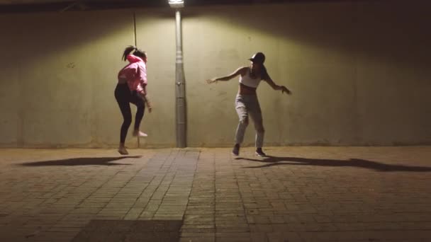 Hip Hop Noční Dívčí Taneční Skupina Městské Ulici Tančící Pod — Stock video