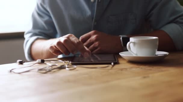 Podnikatel Ruce Tablety Kávou Kavárně Prohlížení Nebo Čtení Pracovních Informací — Stock video