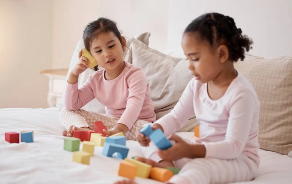 朋友和孩子们玩玩具 在卧室里玩塑料块 幼稚园 幼稚园和嬉闹的孩子们在家里享受着游戏 — 图库照片