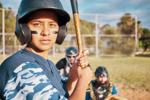 Retrato Menina Campo Beisebol Com Morcego Pronto Para Bater Bola — Fotografia de Stock