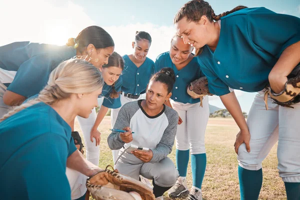 Allenatore Squadra Femminile Nel Softball Pianificazione Con Giocatori Prima Della — Foto Stock