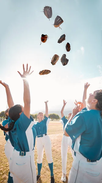 Equipe Vencedora Beisebol Celebração Com Grupo Mulheres Jogando Suas Luvas — Fotografia de Stock