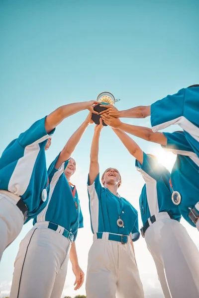 트로피 그리고 챔피언 에서의 성공을 축하하는 행사가 해피걸 소프트볼 우승자 — 스톡 사진
