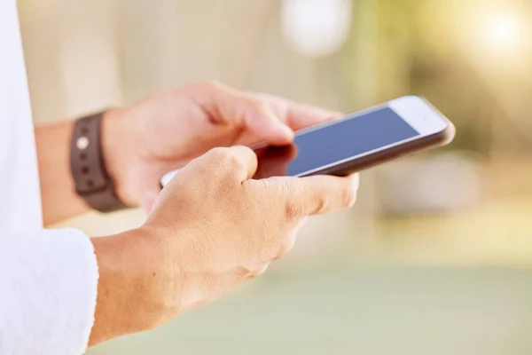 Mão Homem Negócios Com Digitação Telefone Texto Nas Redes Sociais — Fotografia de Stock