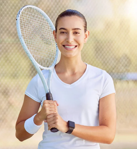 Kobieta Szczęśliwy Portret Tenisisty Rakietą Duży Uśmiech Treningu Lub Treningu — Zdjęcie stockowe