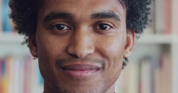 Hombre Negro Sonrisa Rostro Estudiante Escuela Universidad Biblioteca Universitaria Para — Vídeo de stock