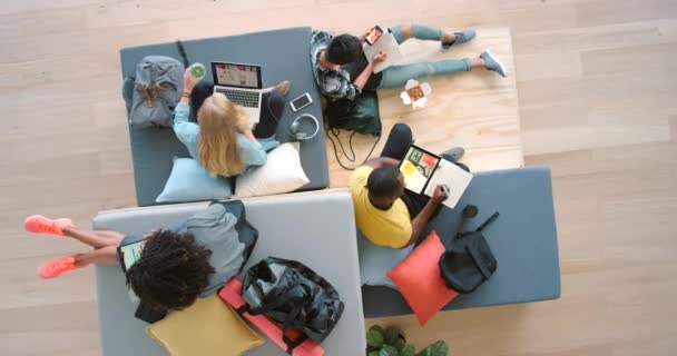 Estudantes Criativos Trabalhando Tecnologia Multimídia Sofá Lounge Universidade Faculdade Escola — Vídeo de Stock