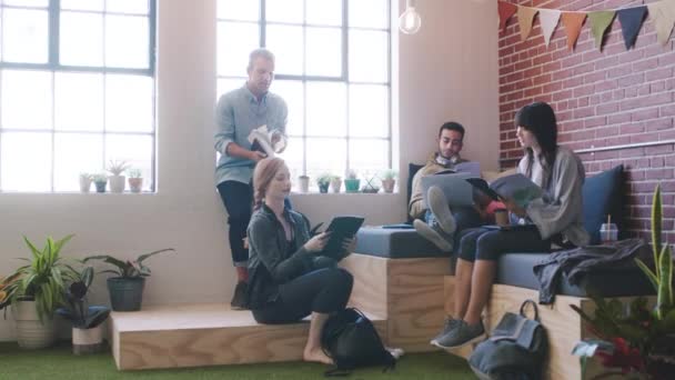 Portföy Toplantı Belgelerle Birlikte Bir Marka Dijital Pazarlama Başlangıç Fikirleri — Stok video